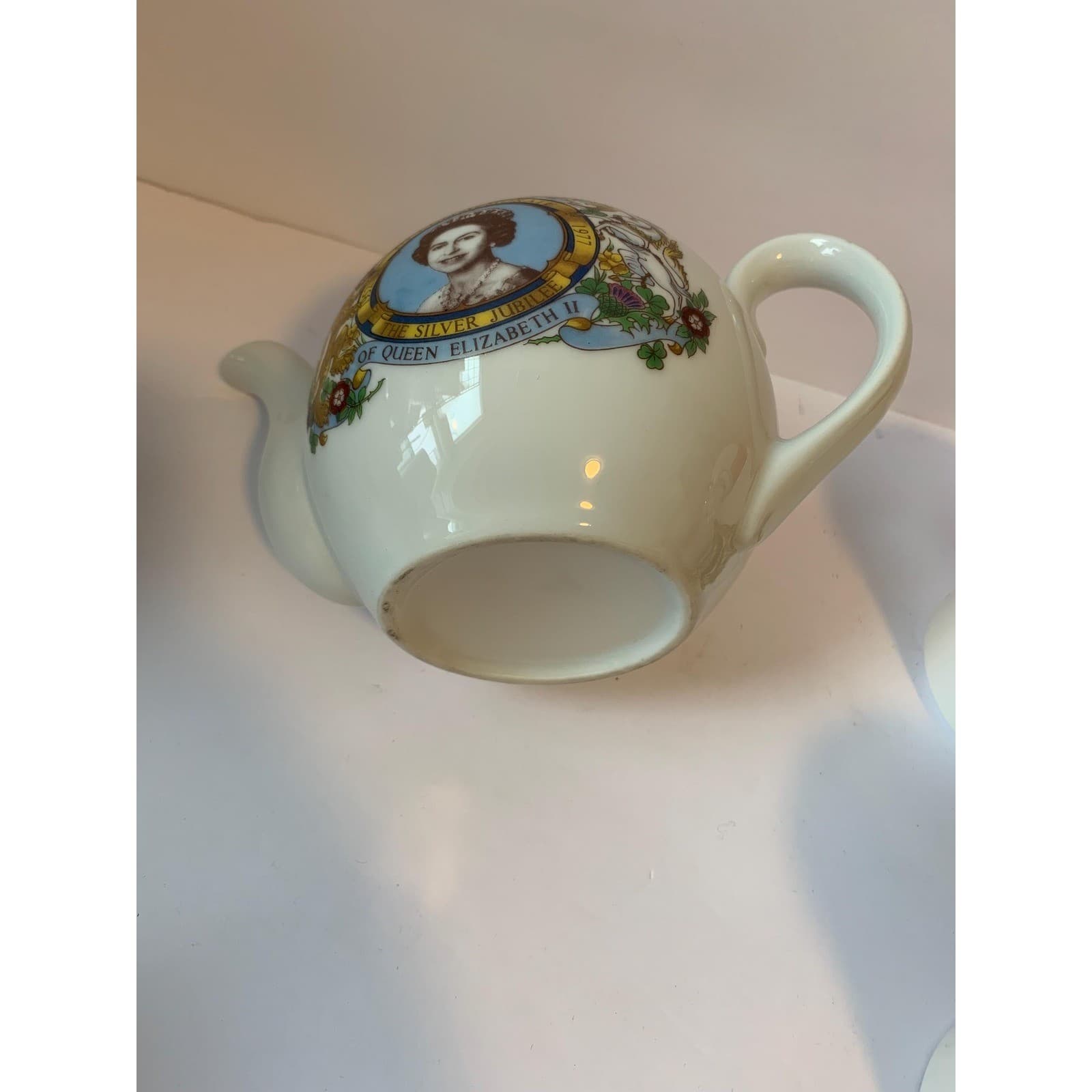 Vintage Queen Elizabeth II Silver Jubilee Teapot 1977 Commemorative Royal Crest - Thumbnail 4