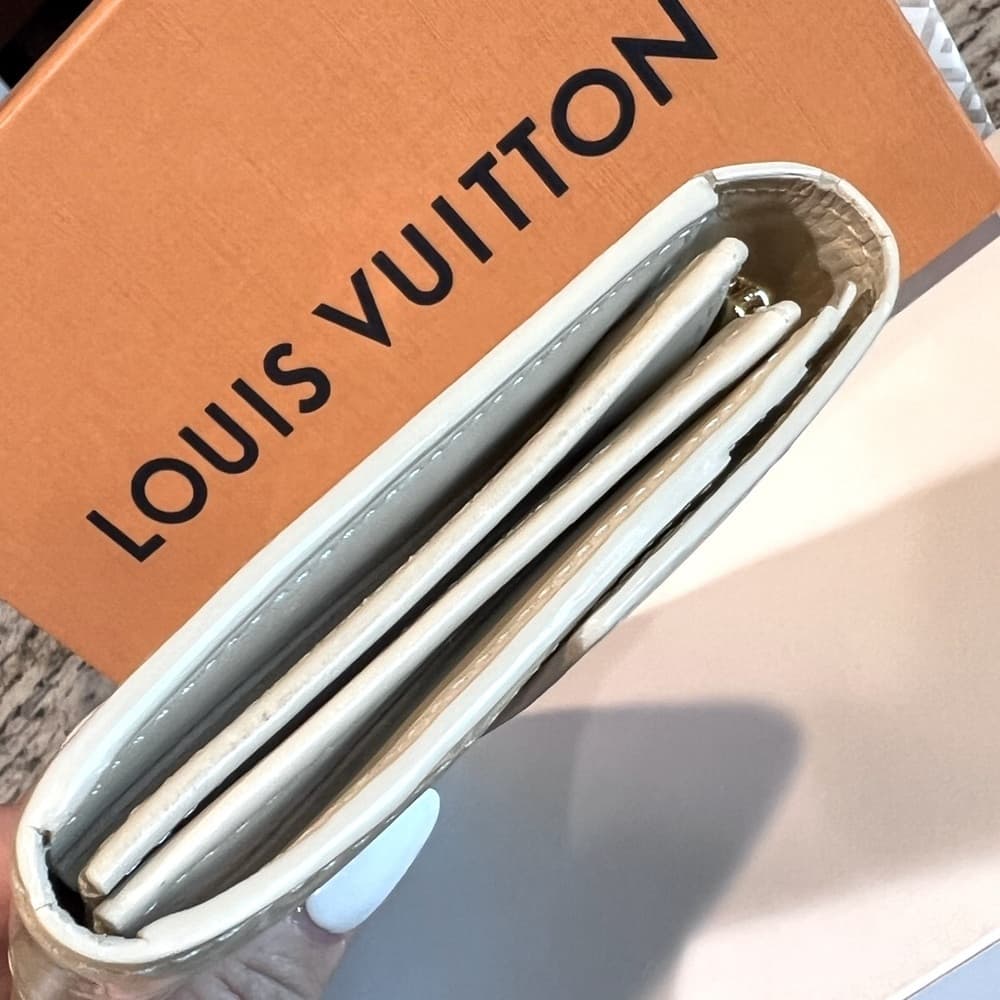 LOUIS VUITTON Sarah Vernis Beige Embossed Large Card Leather Continental Wallet - Thumbnail 4