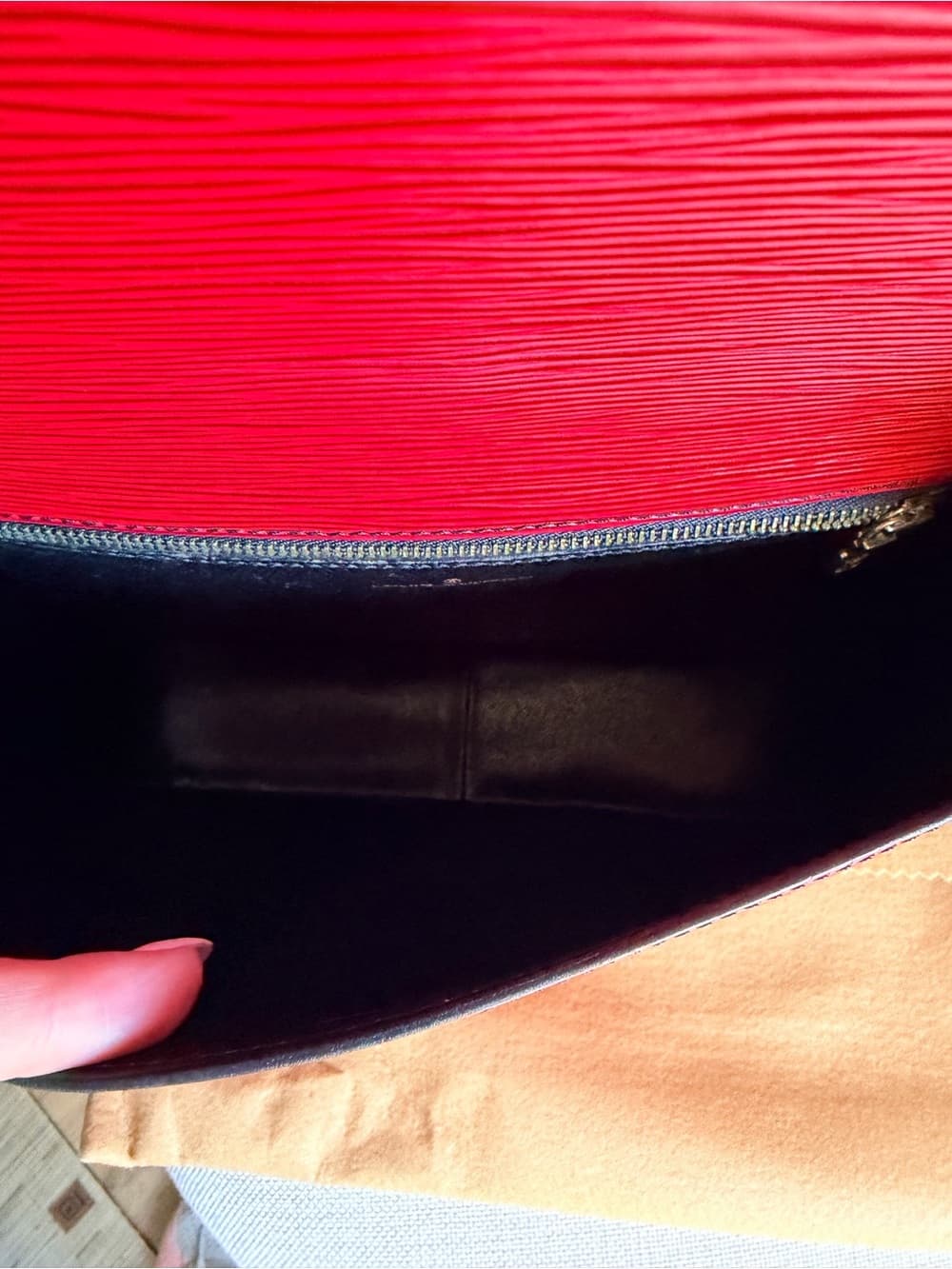 Louis Vuitton Saint Cloud GM Red Epi Leather Crossbody Adjustable Shoulder Strap - Thumbnail 6
