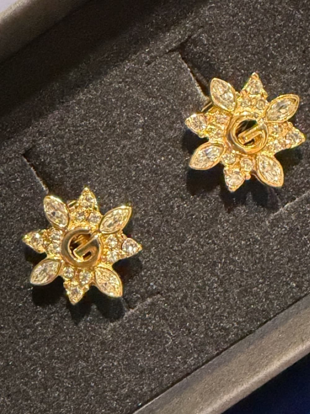 GIVENCHY Flower Crystal G Gold Plated Clip On Earrings Vintage incl box card - Thumbnail 3