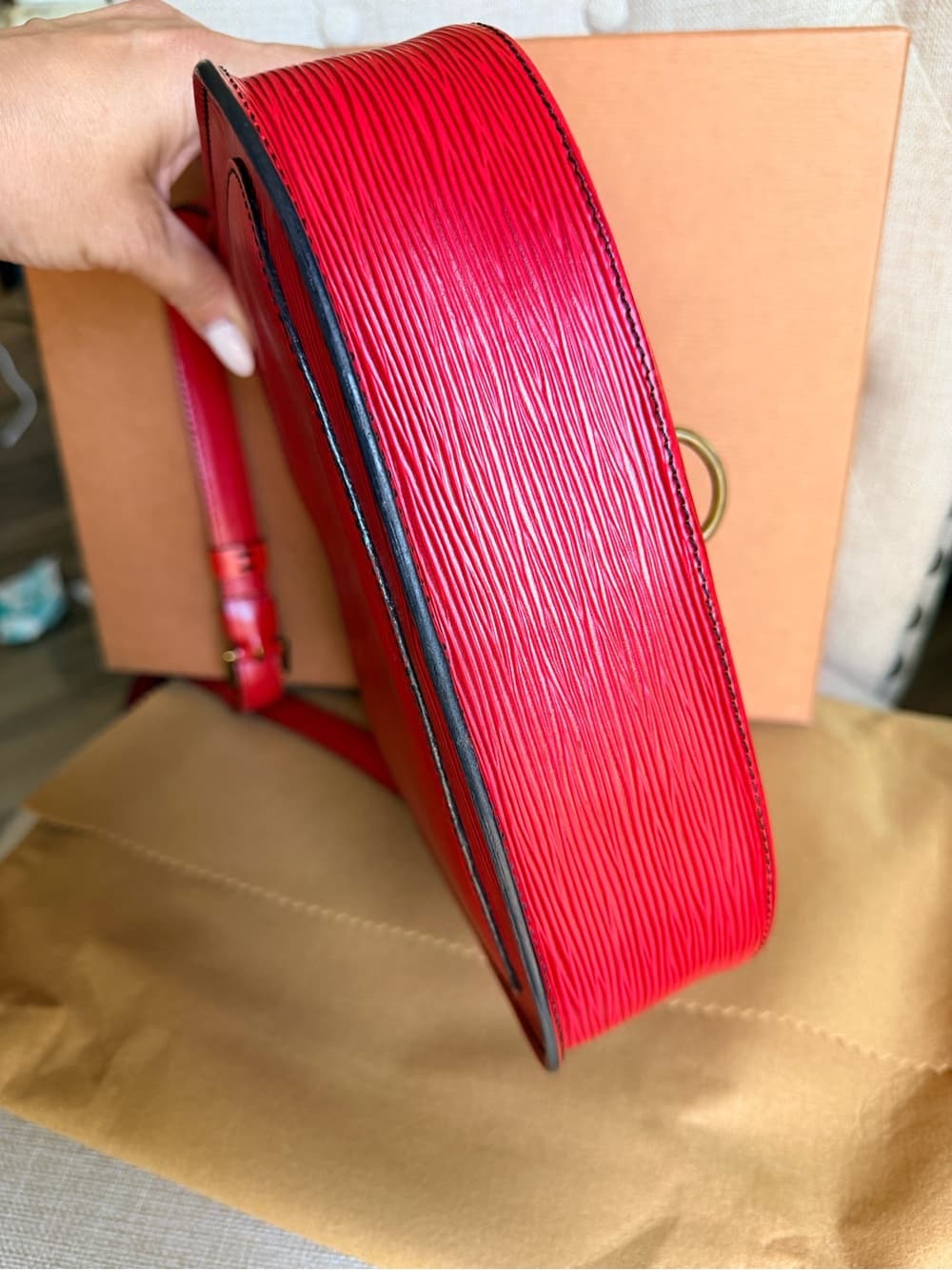 Louis Vuitton Saint Cloud GM Red Epi Leather Crossbody Adjustable Shoulder Strap - Thumbnail 3