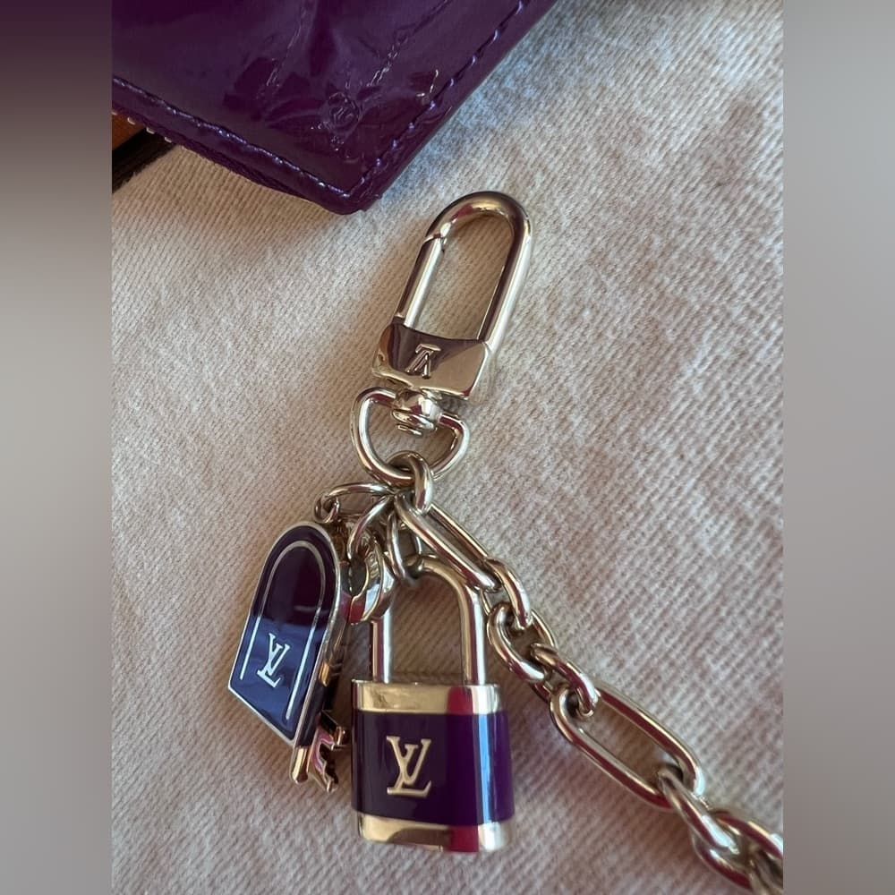 Louis Vuitton Vernis Porte Monnaie Heart Lock Keychain Charm Chain Clip Wallet - Thumbnail 10