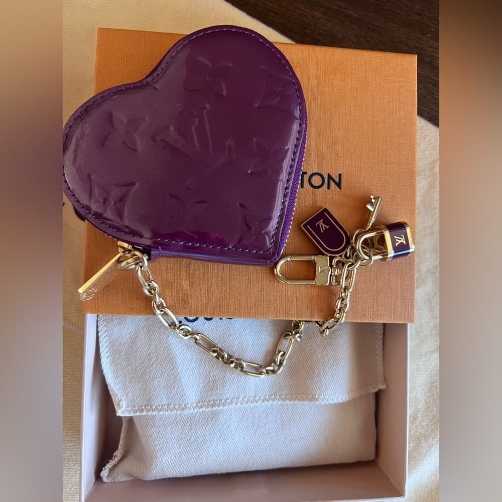 Louis Vuitton Vernis Porte Monnaie Heart Lock Keychain Charm Chain Clip Wallet - Thumbnail 13