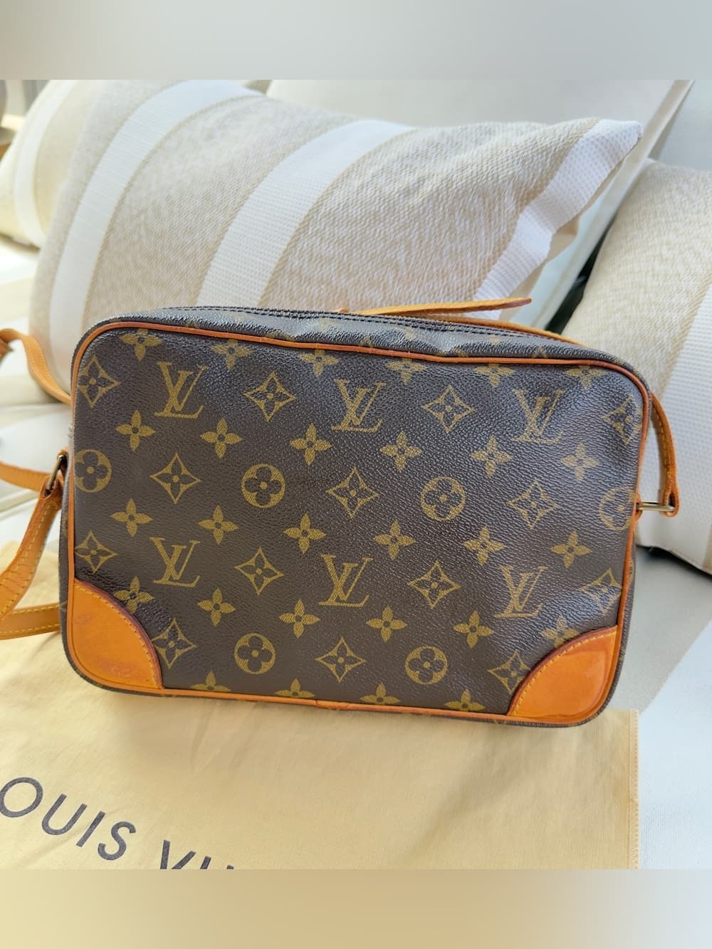 Louis Vuitton Trocadéro 30 Monogram Canvas Crossbody Bag Vintage Dust Bag France - Thumbnail 8