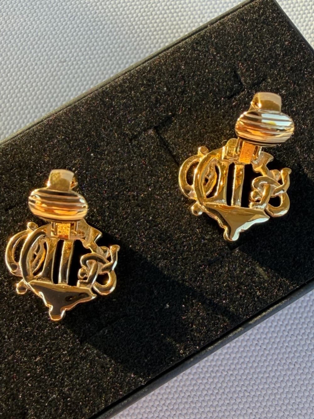 CHRISTIAN DIOR Vintage Crest Gold Plated Clip On Earrings Statement Piece Rare - Thumbnail 5
