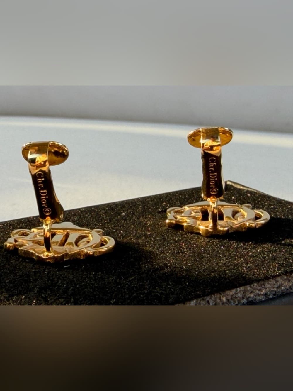 CHRISTIAN DIOR Vintage Crest Gold Plated Clip On Earrings Statement Piece Rare - Thumbnail 4