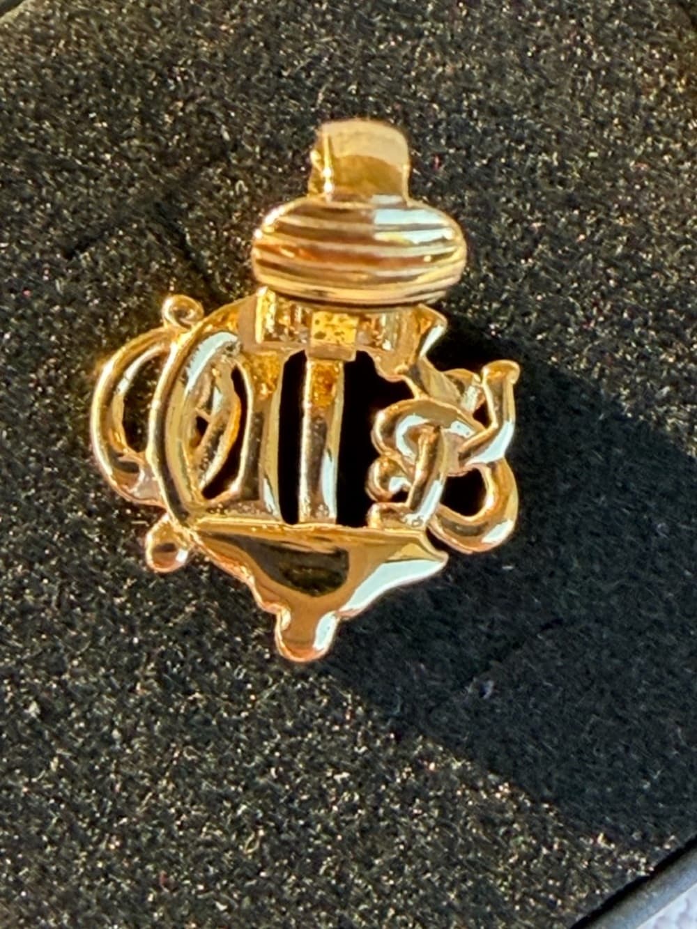 CHRISTIAN DIOR Vintage Crest Gold Plated Clip On Earrings Statement Piece Rare - Thumbnail 6