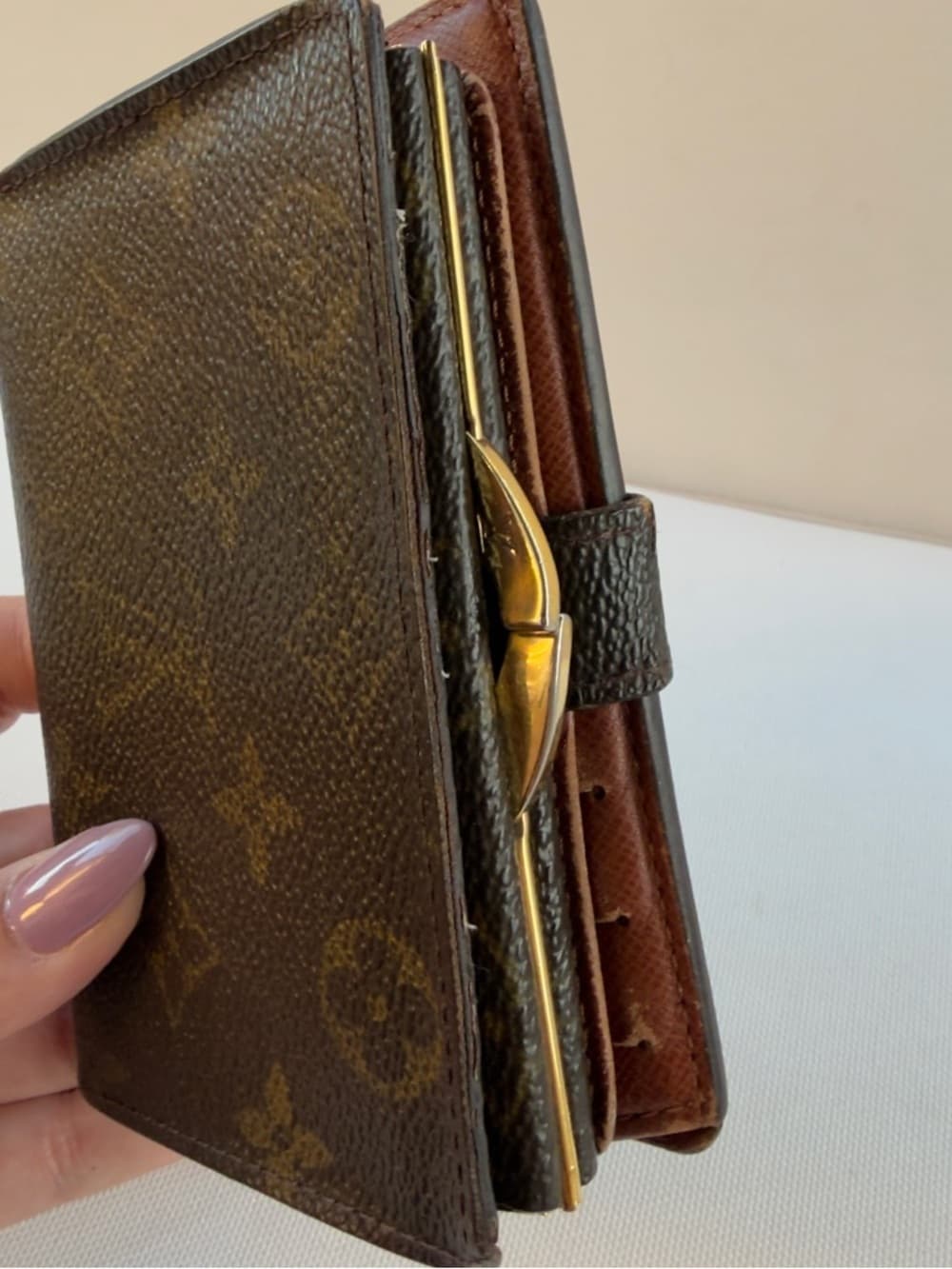 Louis Vuitton Monogram Kiss Lock Wallet Vintage Weak Snap Edge Shows Wear - Thumbnail 3