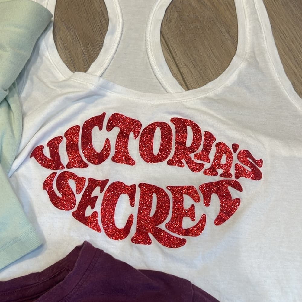 🎉 EUC VS 2 Tops Bundle WHITE Red Glitter Tank and Burgundy T shirt Gold Small - Thumbnail 2