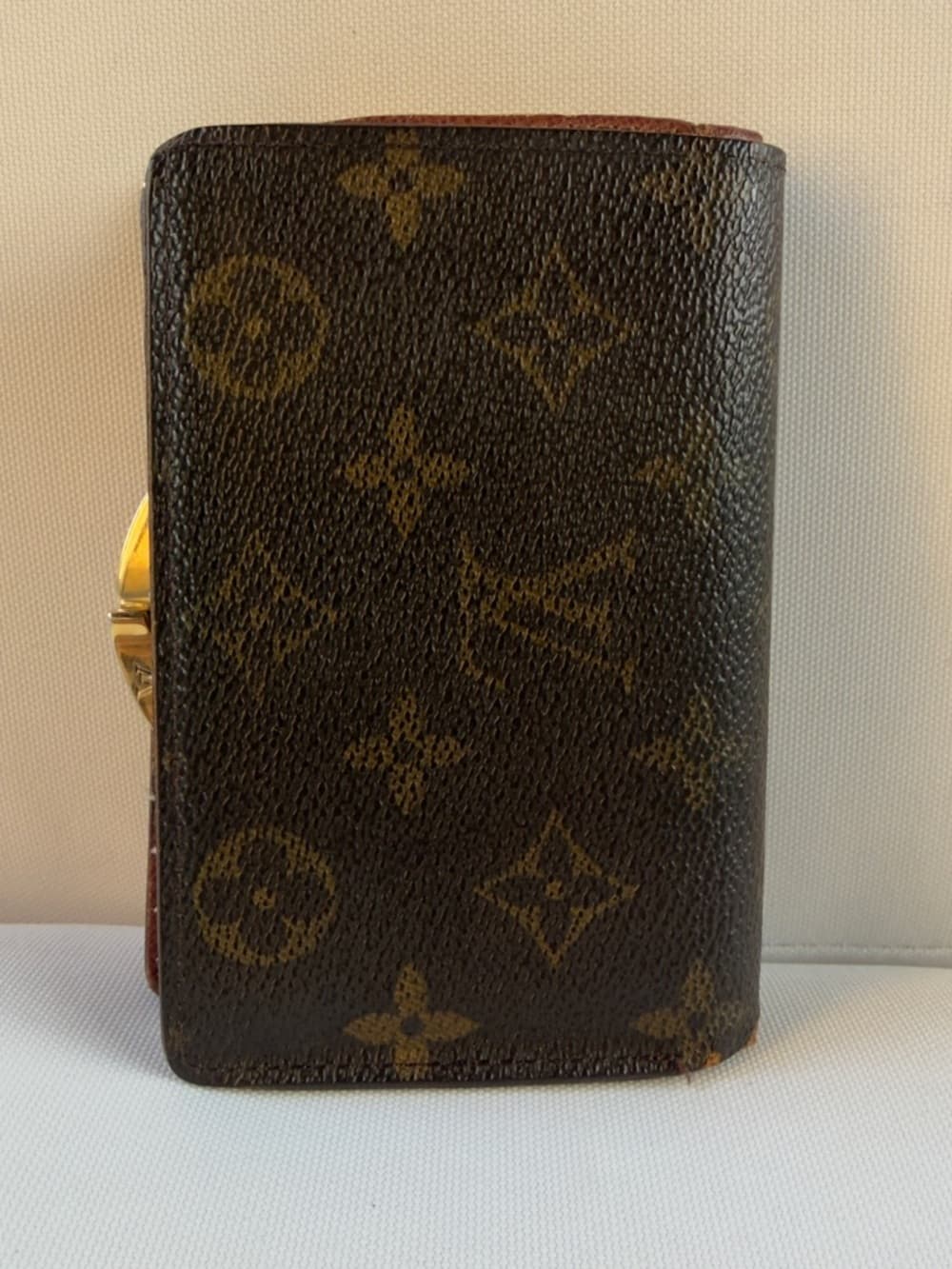 Louis Vuitton Monogram Kiss Lock Wallet Vintage Weak Snap Edge Shows Wear - Thumbnail 2