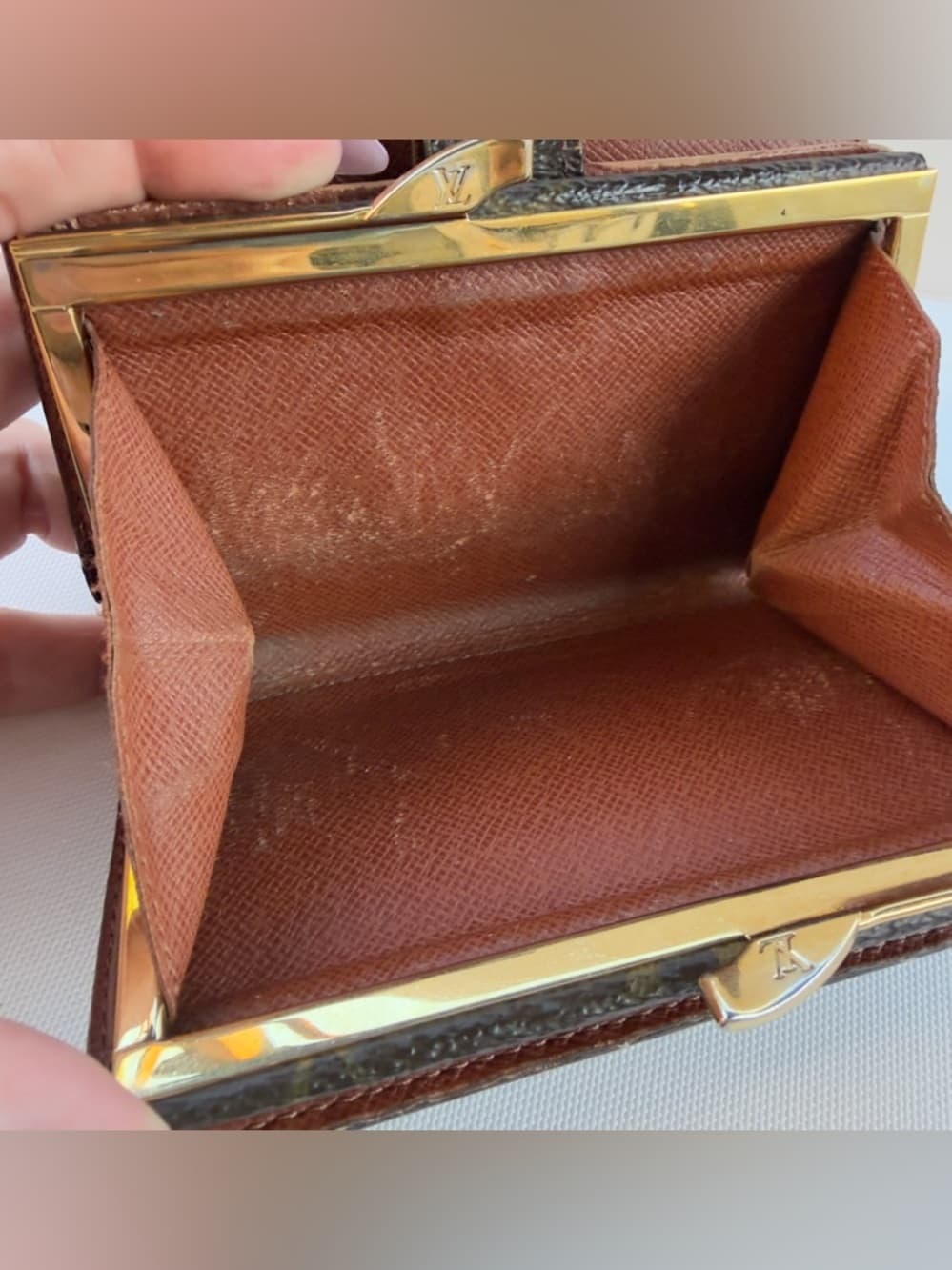 Louis Vuitton Monogram Kiss Lock Wallet Vintage Weak Snap Edge Shows Wear - Thumbnail 9