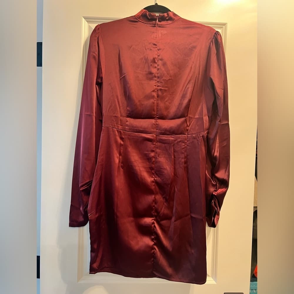 🤩 EUC Fashion Nova Burgundy satin party dress Size Large - Thumbnail 3