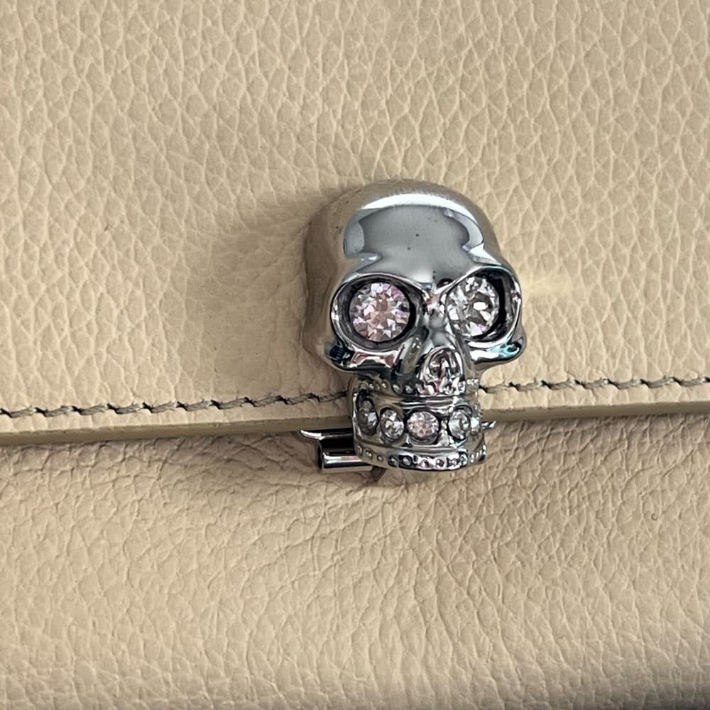 ALEXANDER MCQUEEN Light Latte Continental Card Wallet Silver Skull Closure - Thumbnail 2