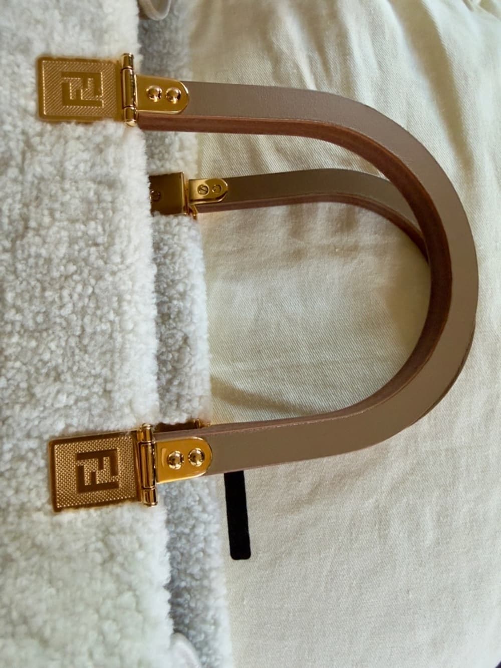 FENDI SHEARLING SUNSHINE MEDIUM TOTE BAG SHOULDER STRAP (LIMITED EDITION) - Thumbnail 10