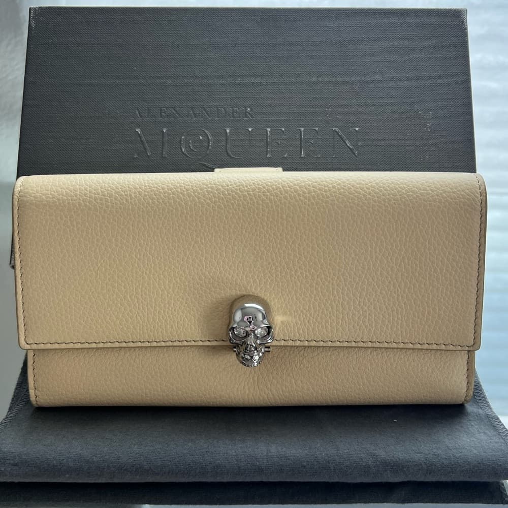 ALEXANDER MCQUEEN Light Latte Continental Card Wallet Silver Skull Closure - Thumbnail 8