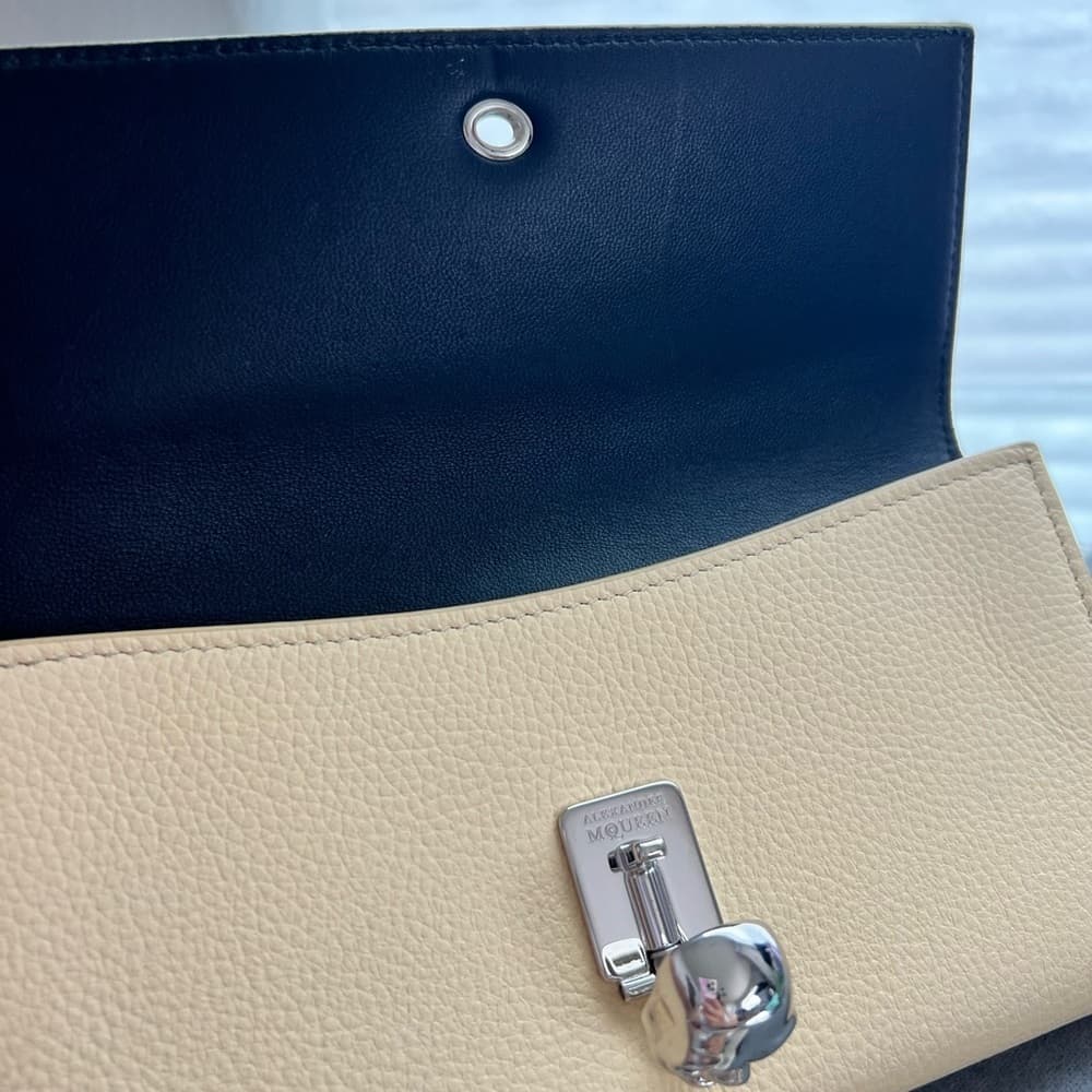 ALEXANDER MCQUEEN Light Latte Continental Card Wallet Silver Skull Closure - Thumbnail 5
