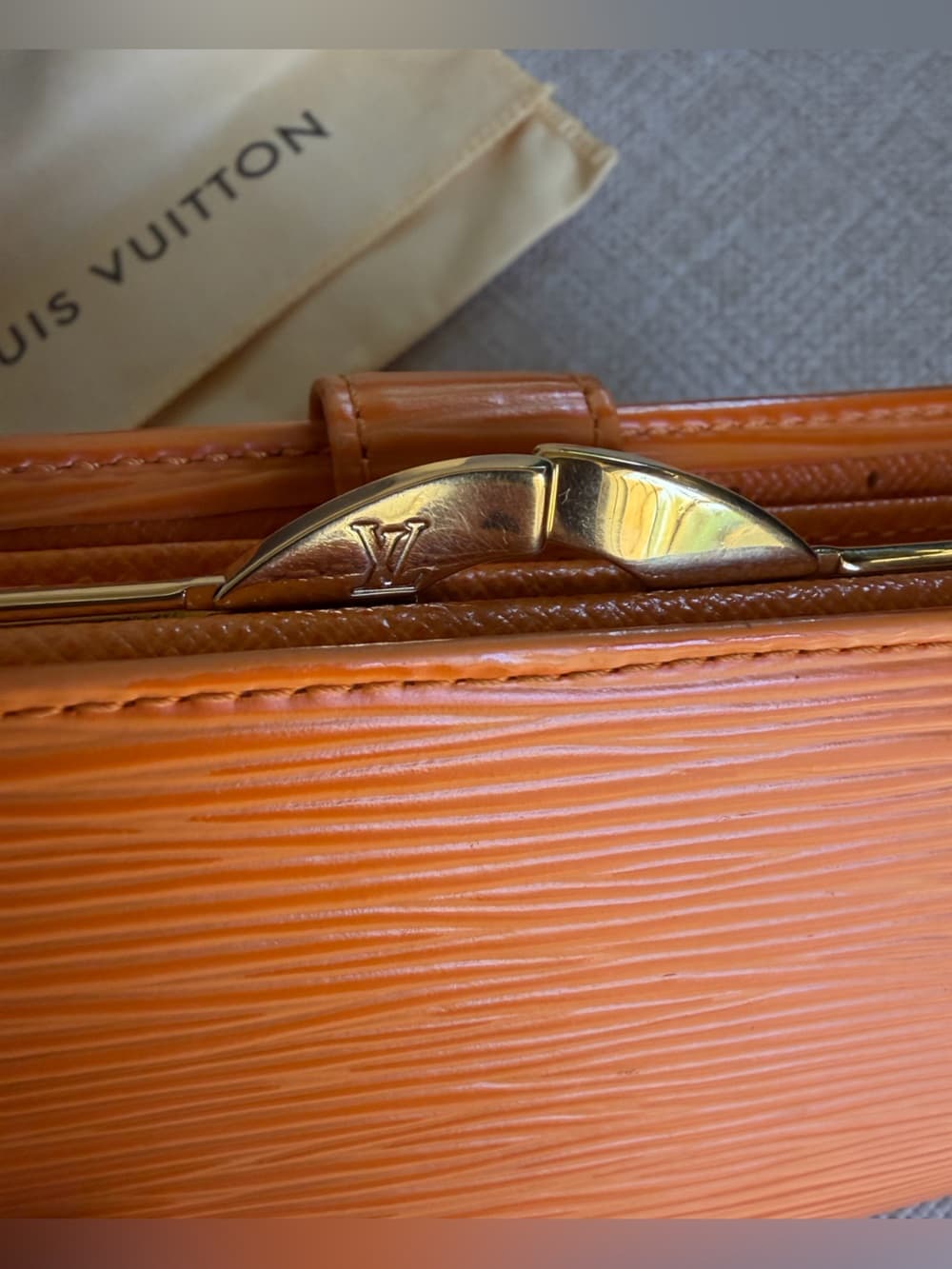Louis Vuitton Epi Porte Monnaie Viennois Mandarin Orange Kiss Lock Coin Wallet - Thumbnail 13
