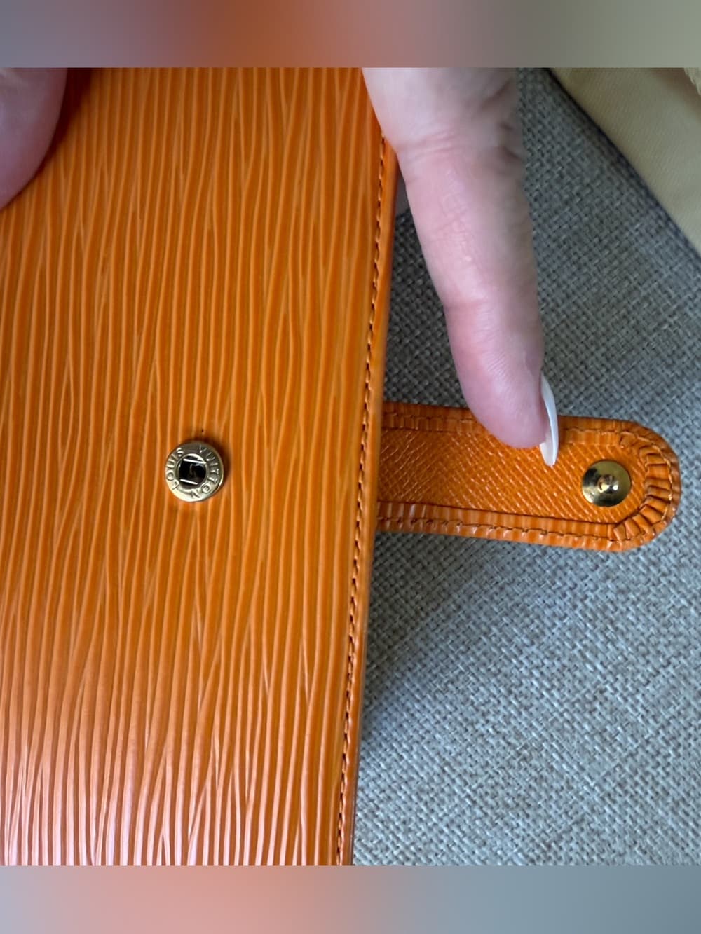 Louis Vuitton Epi Porte Monnaie Viennois Mandarin Orange Kiss Lock Coin Wallet - Thumbnail 12