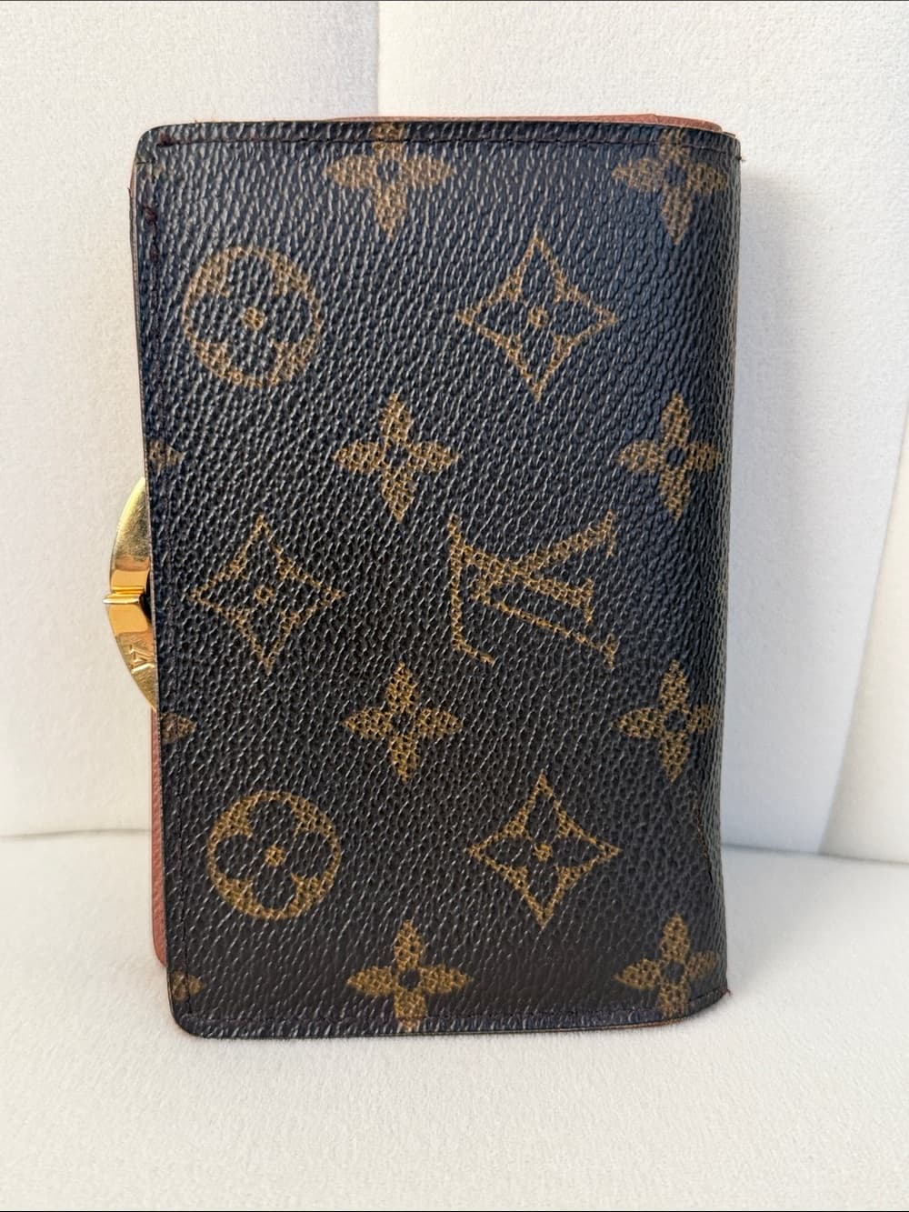 Louis Vuitton Monogram Kiss Lock Wallet Vintage Soft Snap Edge Shows Wear - Thumbnail 2
