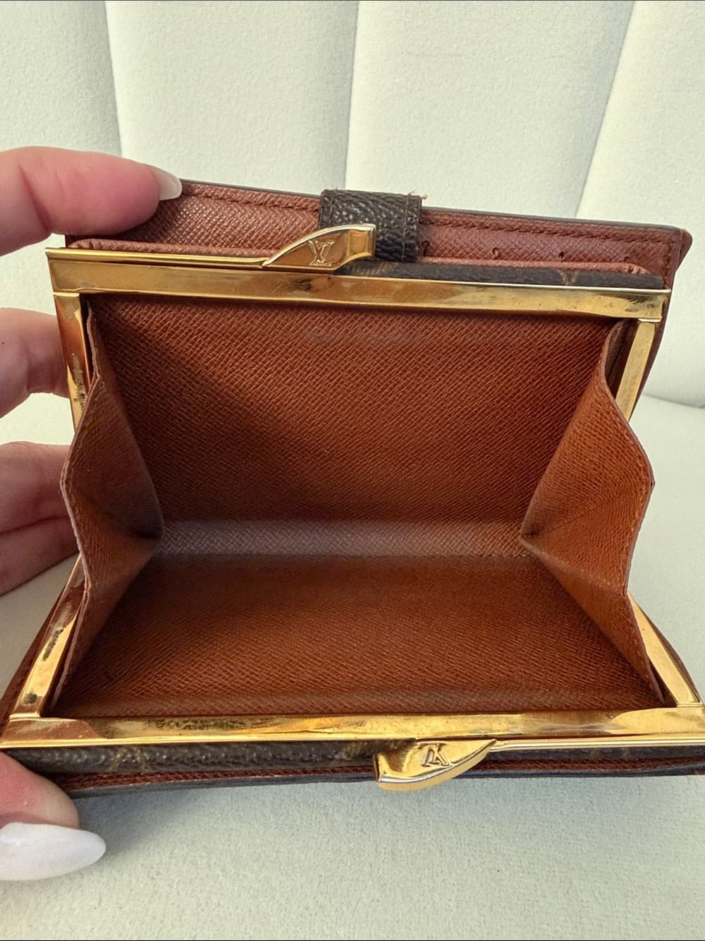 Louis Vuitton Monogram Kiss Lock Wallet Vintage Soft Snap Edge Shows Wear - Thumbnail 11