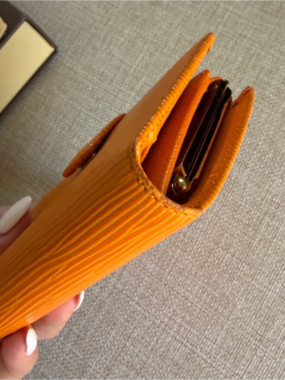Louis Vuitton Epi Porte Monnaie Viennois Mandarin Orange Kiss Lock Coin Wallet - Thumbnail 5