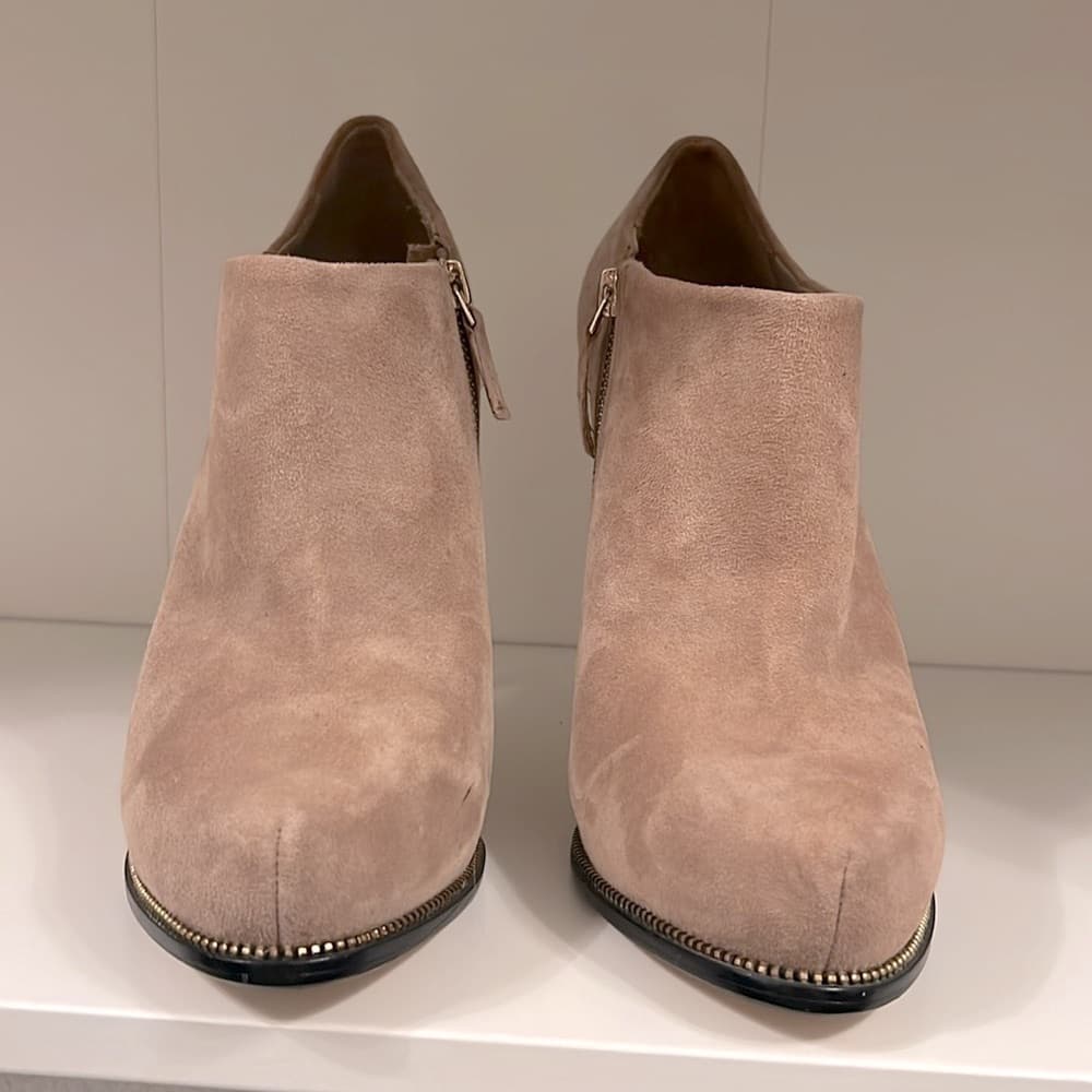 🎉 EUC ZARA WOMAN Tan suede Platform Booties with Gold Accent Heels size 40 EUR - Thumbnail 2