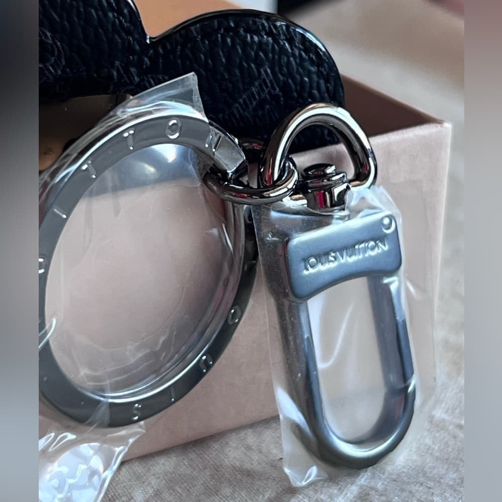 LOUIS VUITTON Monogram Eclipse Vivienne Keychain Bag Charm Holder Spaceman Grey - Thumbnail 12