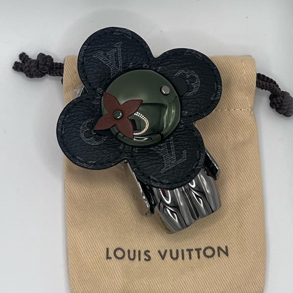 LOUIS VUITTON Monogram Eclipse Vivienne Keychain Bag Charm Holder Spaceman Grey - Thumbnail 6