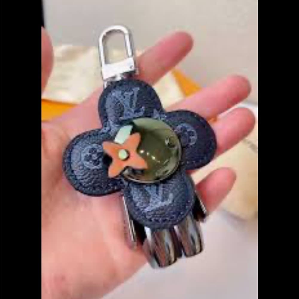 LOUIS VUITTON Monogram Eclipse Vivienne Keychain Bag Charm Holder Spaceman Grey - Thumbnail 15