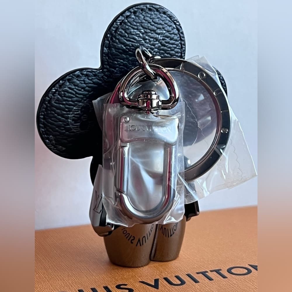 LOUIS VUITTON Monogram Eclipse Vivienne Keychain Bag Charm Holder Spaceman Grey - Thumbnail 13