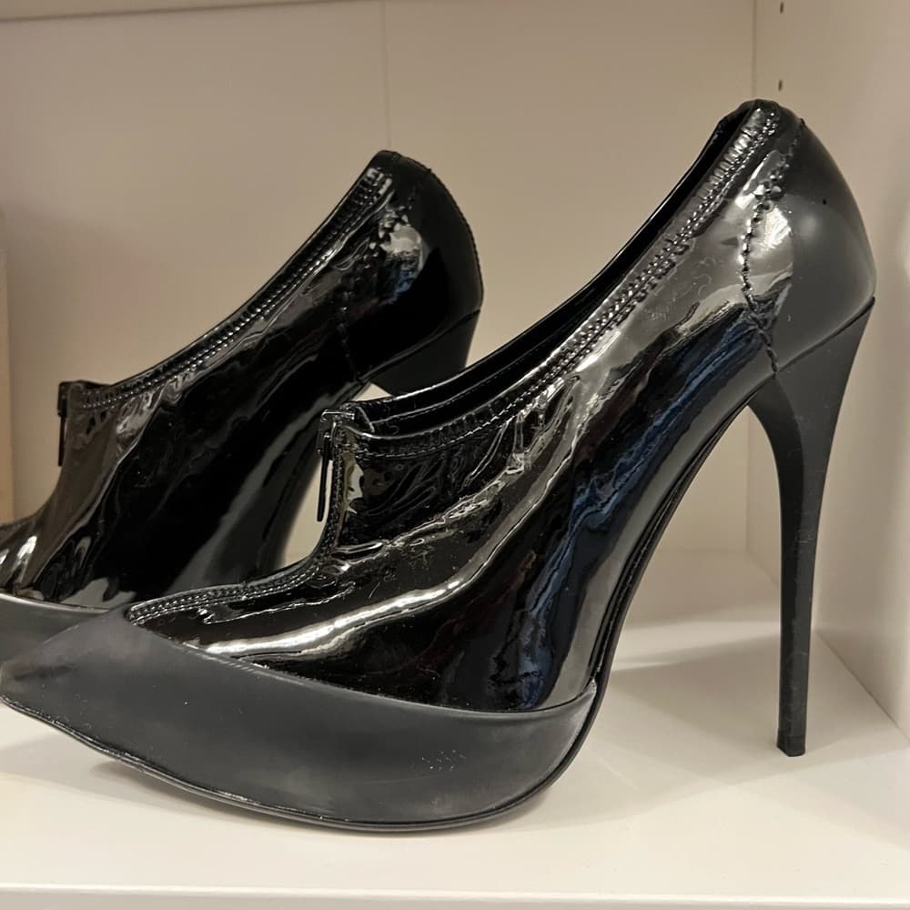 EUC BURBERRY Rubber Tip Zip High Heel Black Patent Booties box EU 39.5 - Thumbnail 3