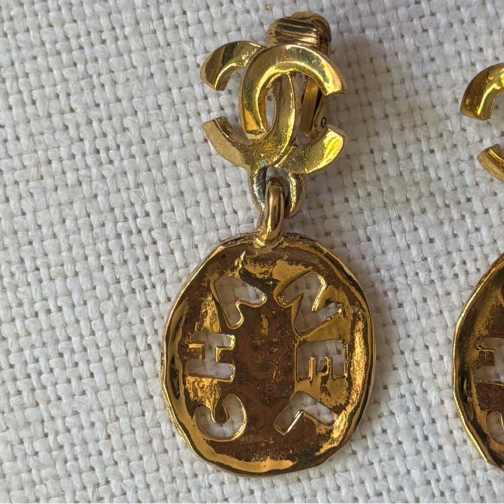 Rare Vintage CHANEL CC Drop 24K GP Medallion Logo Clip Earrings 1980-1990 & COA - Thumbnail 5
