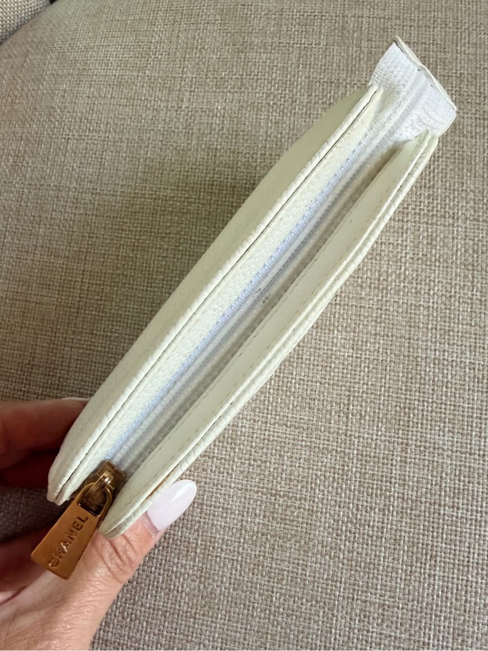 CHANEL White Caviar Leather CC Cosmetic Pouch Makeup Case Gold Hardware + Card - Thumbnail 8