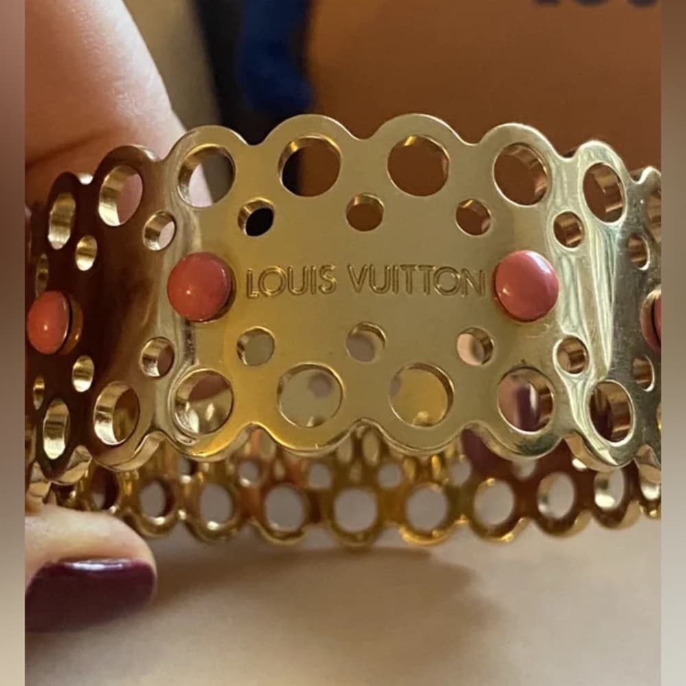 Louis Vuitton Wide Bangle Bracelet Hide & Seek Gold Tone Coral Studs Box Small - Thumbnail 2