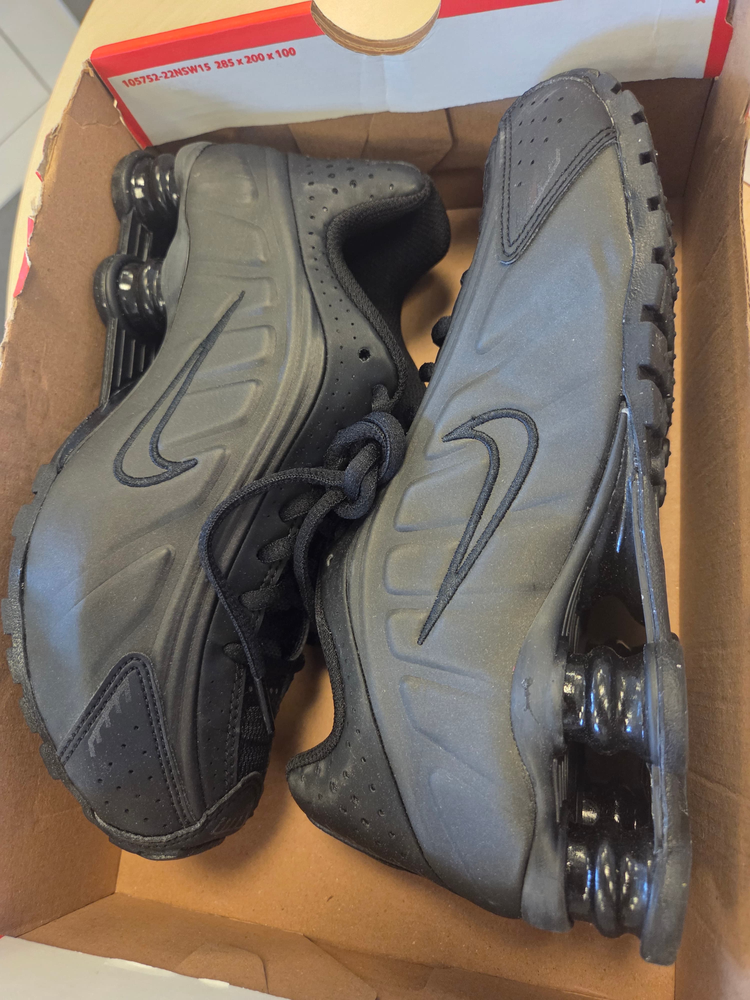 Nike Shox R4 Big Kids Shoes Black/Crimson Size 4 - Thumbnail 3