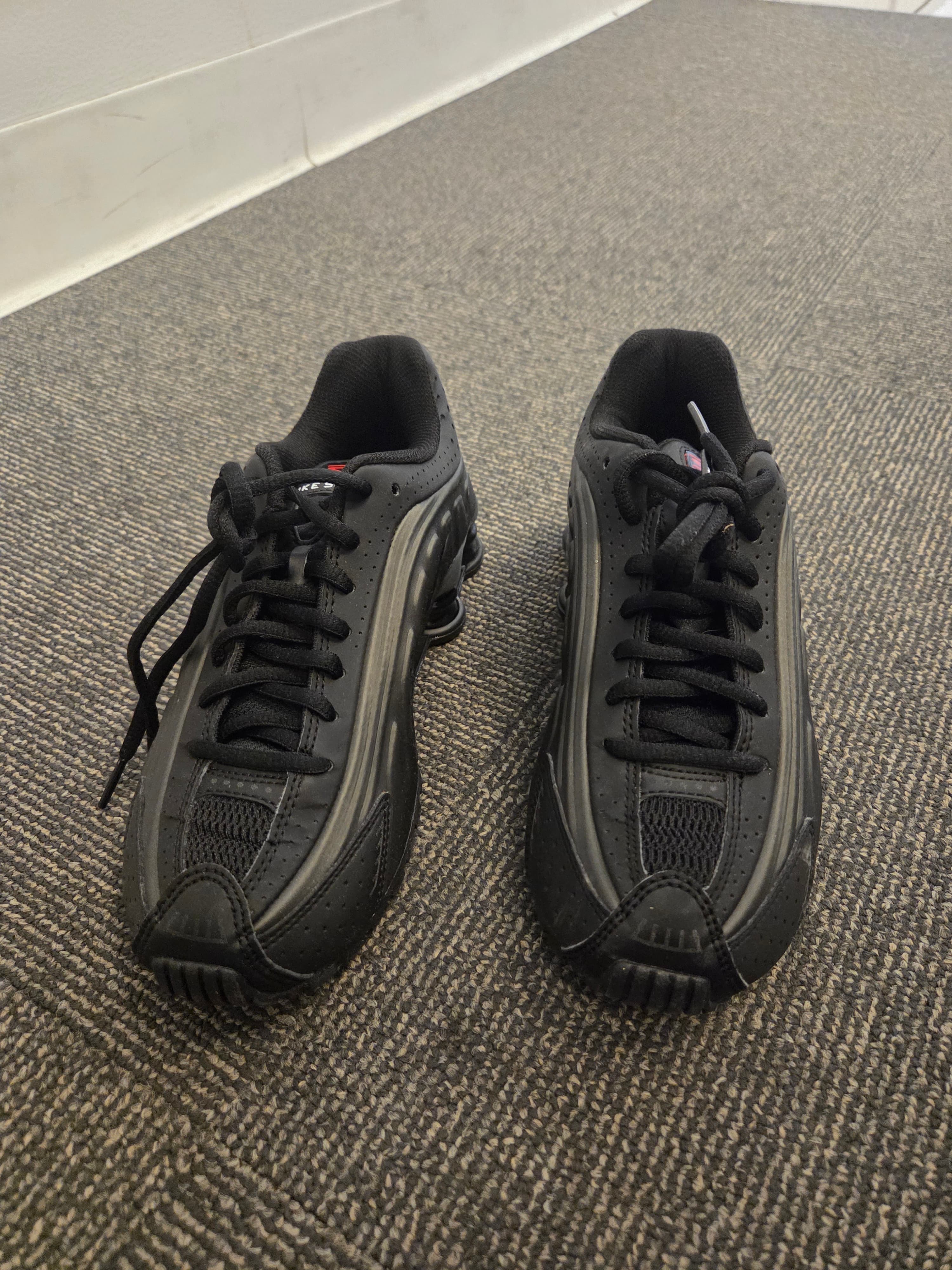 Nike Shox R4 Big Kids Shoes Black/Crimson Size 4 - Thumbnail 2
