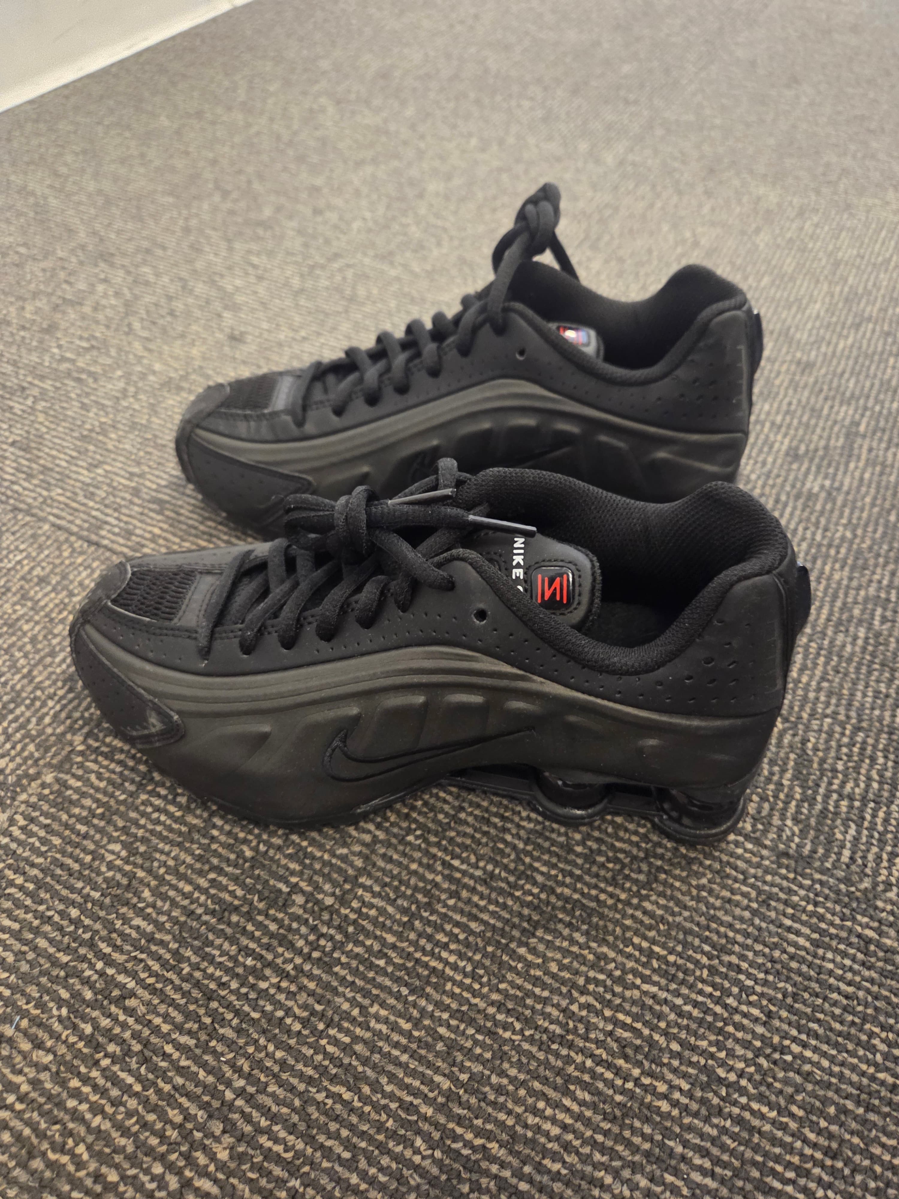 Nike Shox R4 Big Kids Shoes Black/Crimson Size 4 - Thumbnail 7