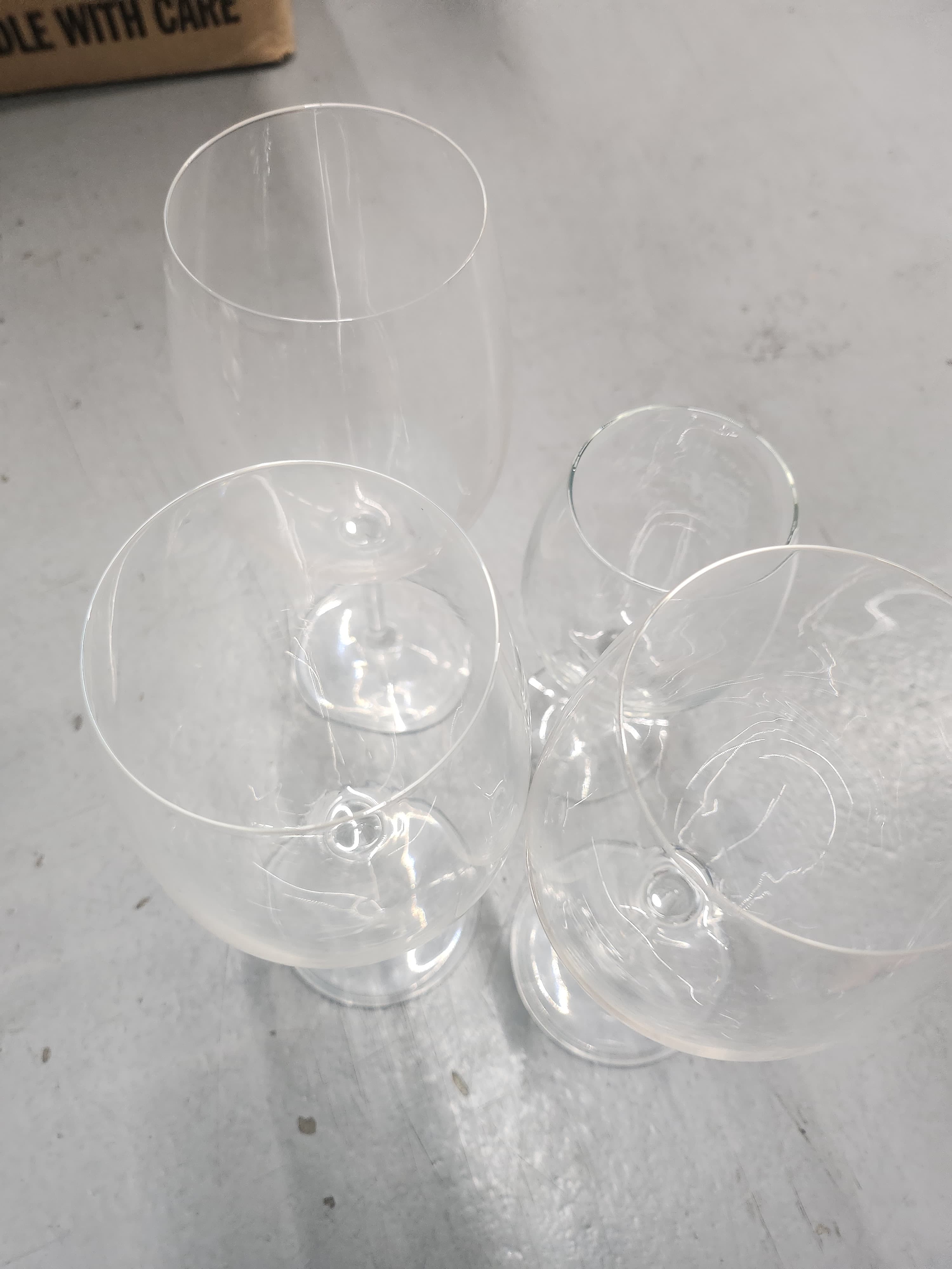 Set of 4 Clear Wine Glasses - Thumbnail 3