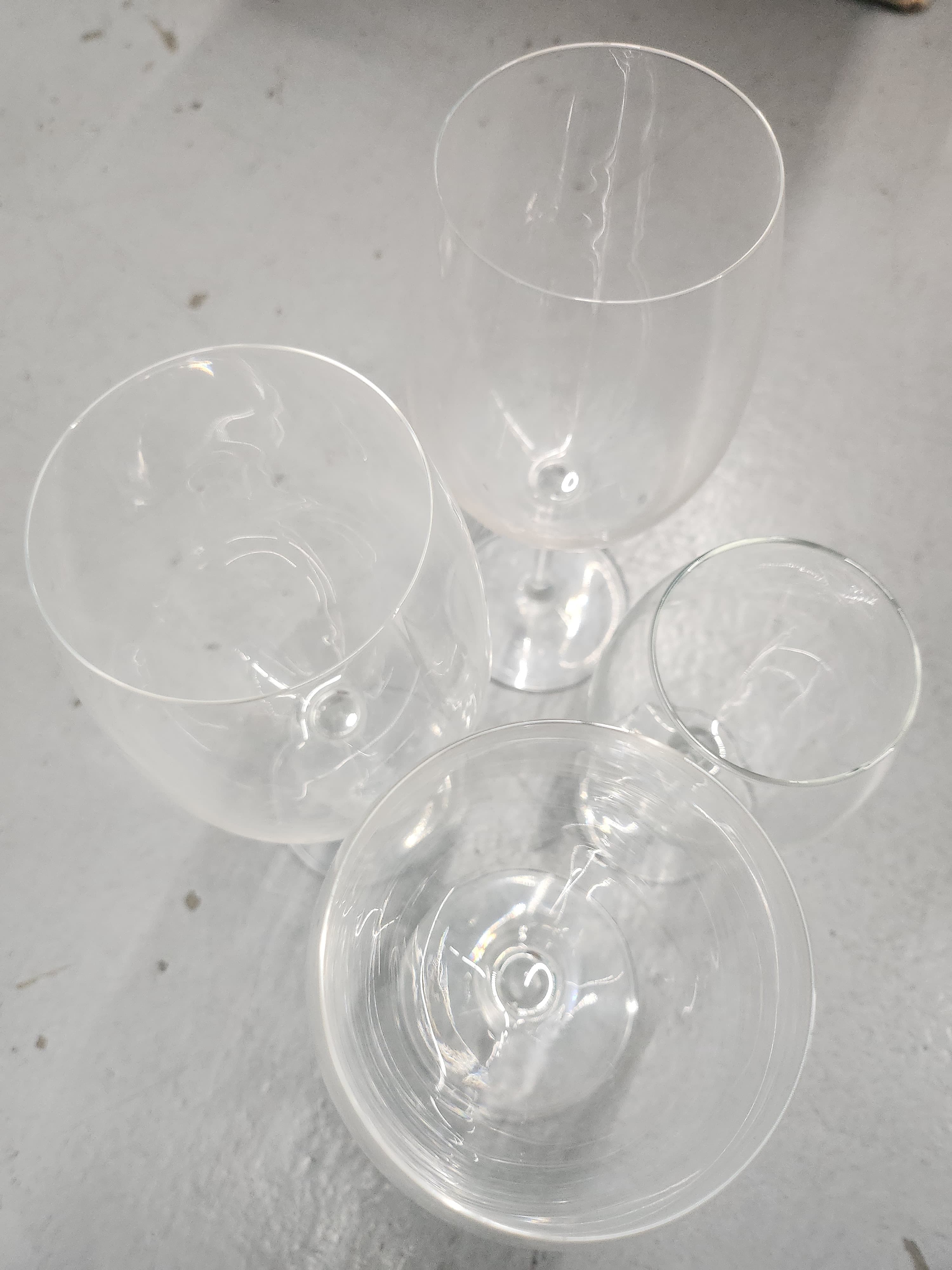 Set of 4 Clear Wine Glasses - Thumbnail 2
