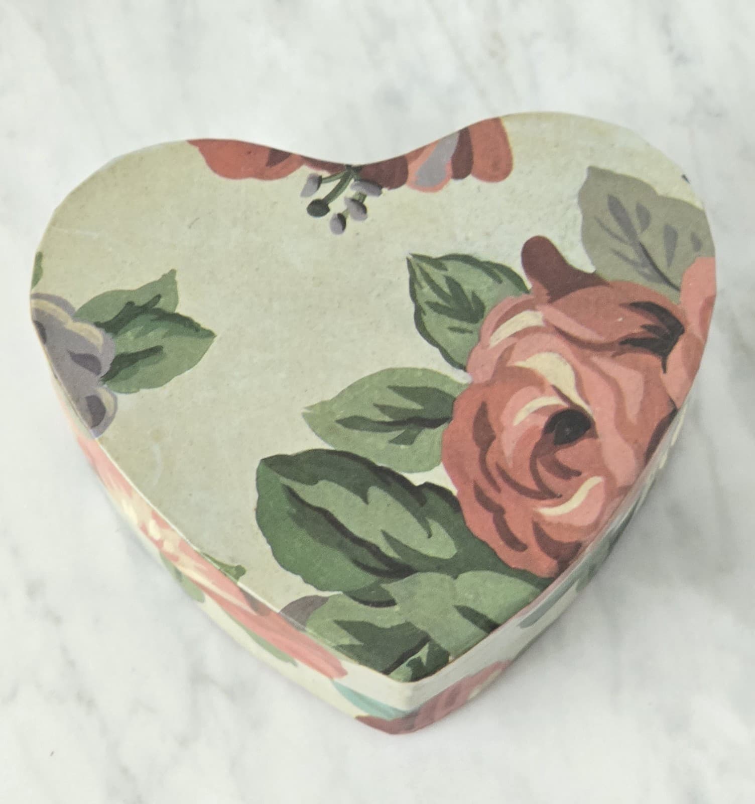 Heart Shaped Box - Thumbnail 2