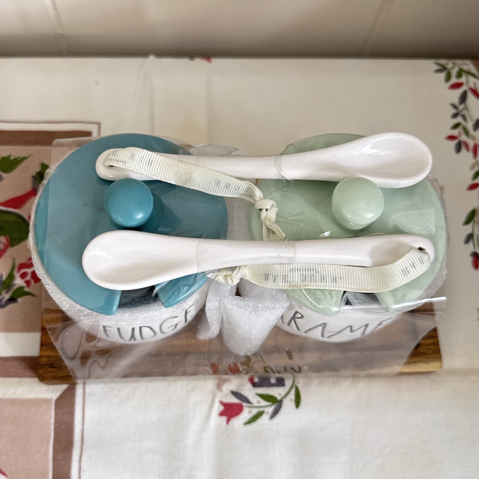Rae Dunn Fudge And Caramel Ice Cream Bar Set, Lids , Tray & Spoons NEW - Thumbnail 5