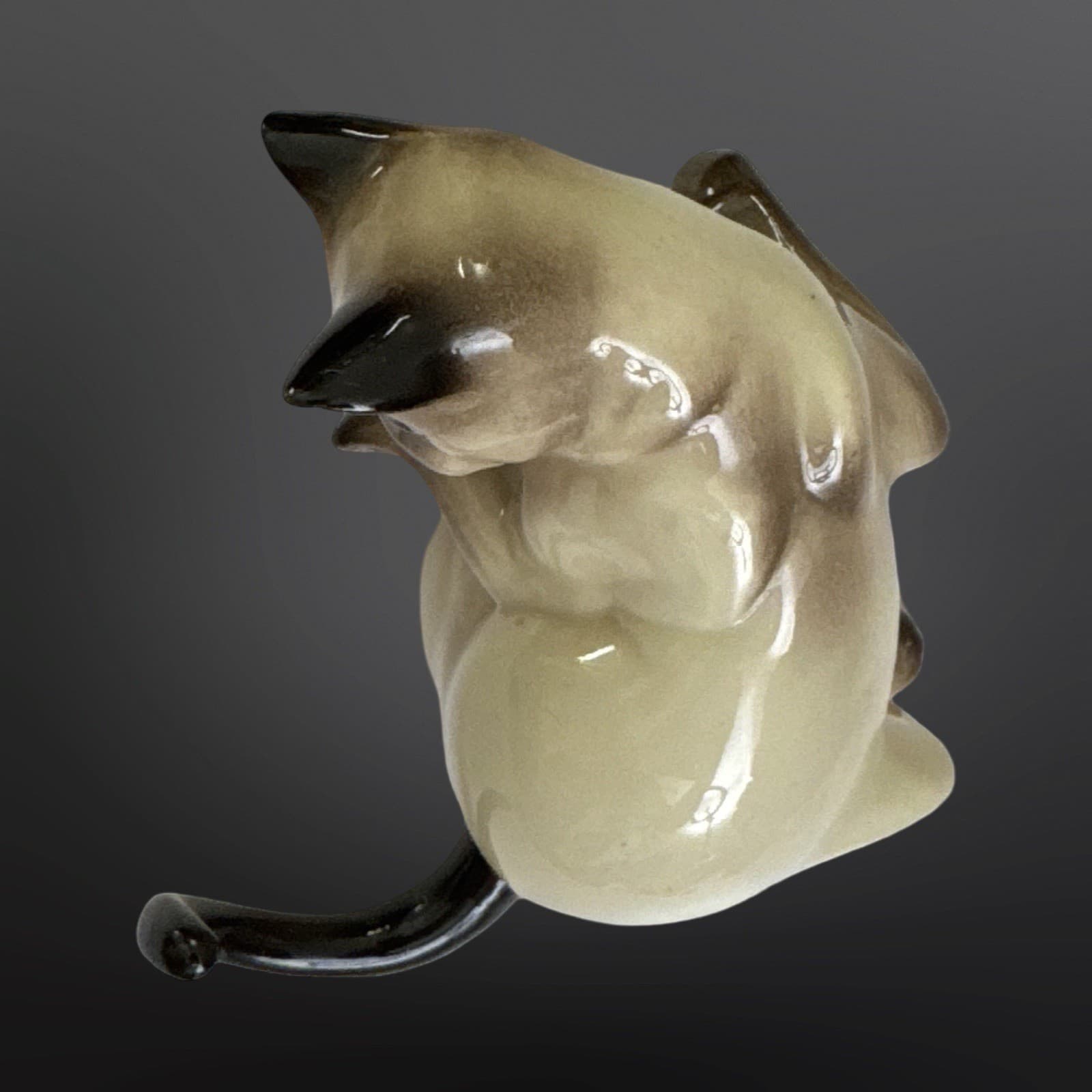 Hagen Renaker DW Designers Workshop Siamese Cat Mama Watching Tail Figurine - Thumbnail 5