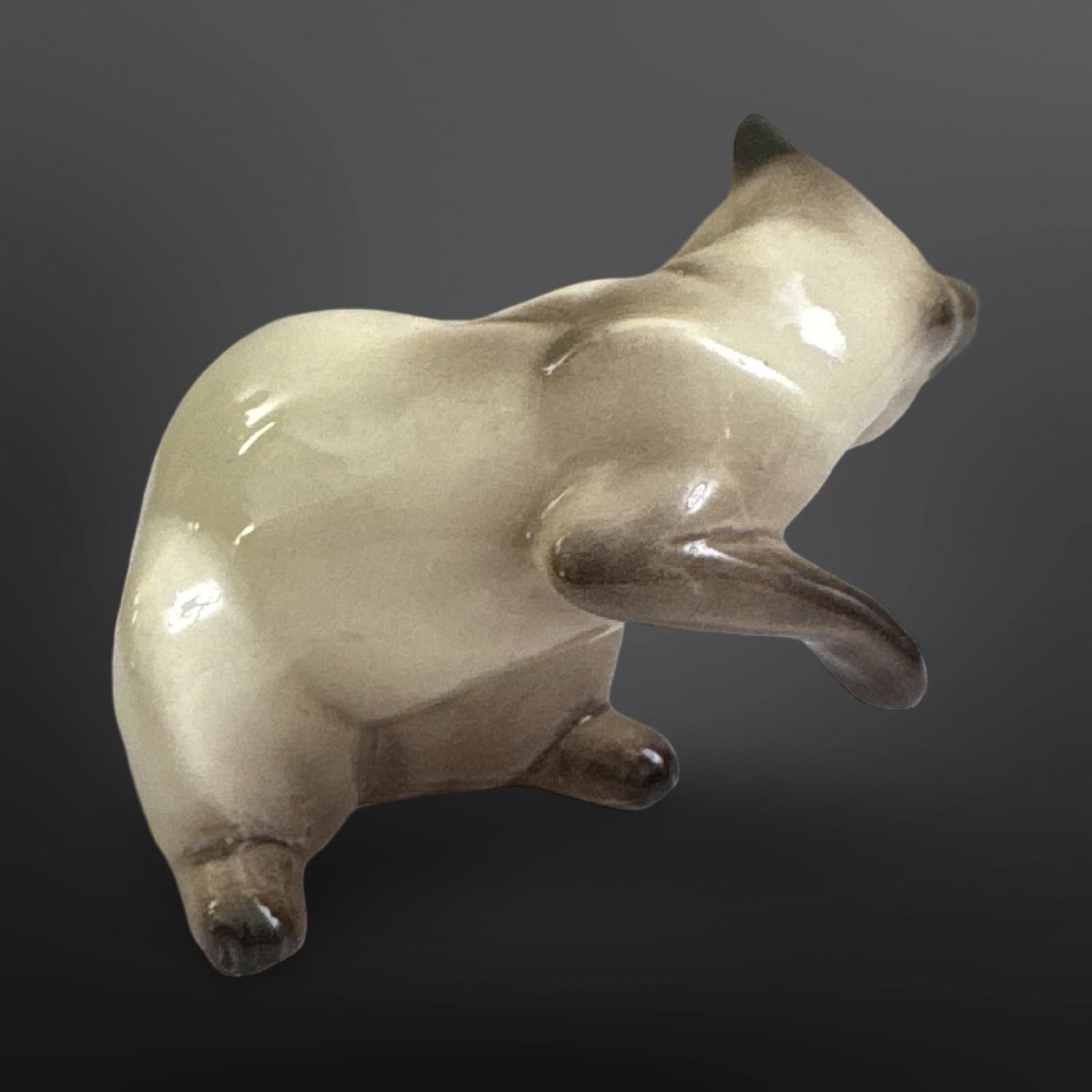 Hagen Renaker DW Designers Workshop Siamese Cat Mama Watching Tail Figurine - Thumbnail 3