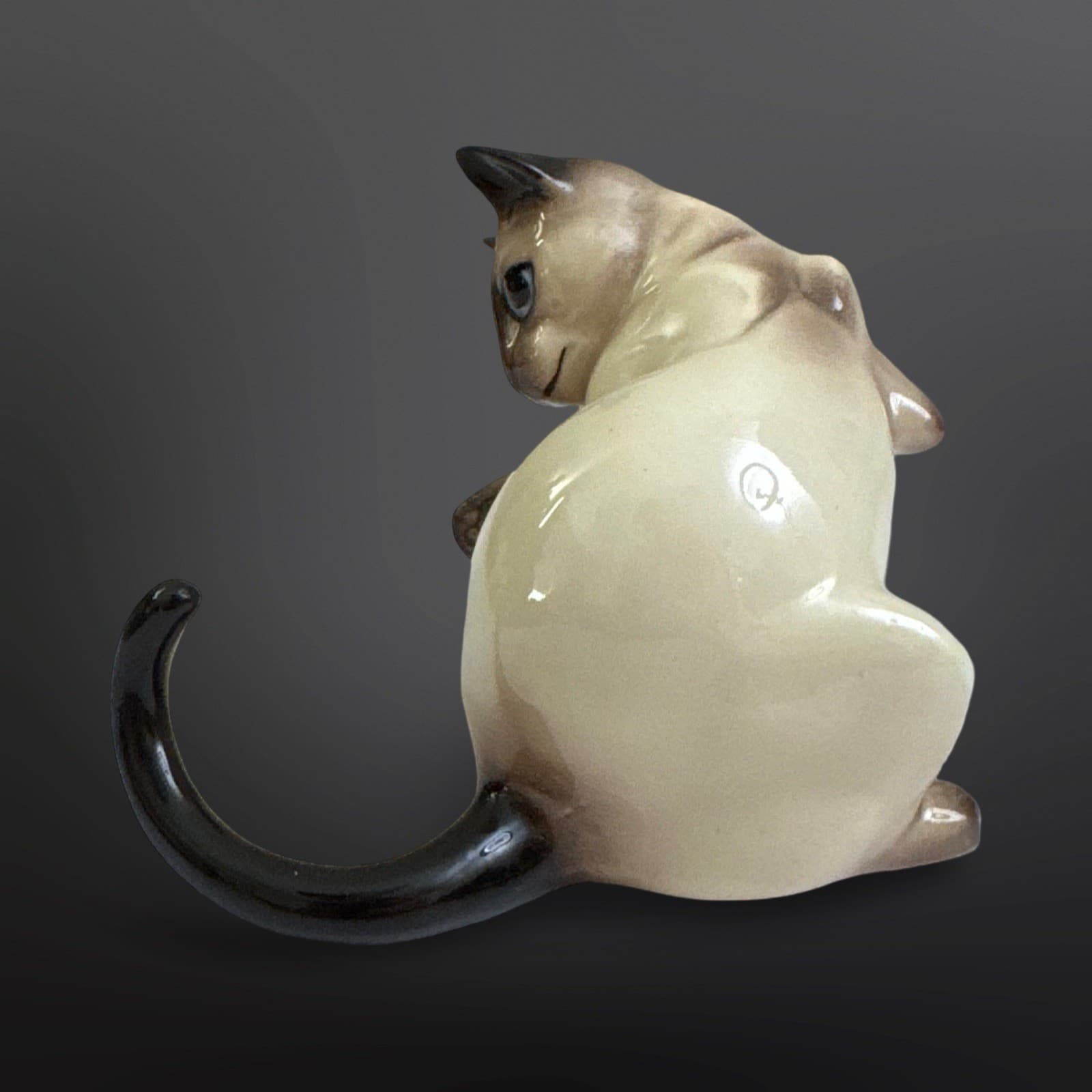 Hagen Renaker DW Designers Workshop Siamese Cat Mama Watching Tail Figurine - Thumbnail 4