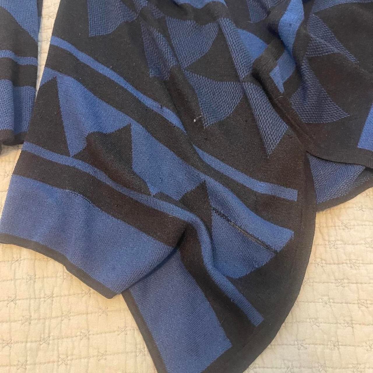 Staccato black and blue geometric triangle pattern cardigan #geometric #knitwear #cardigan #blue #black - Thumbnail 2