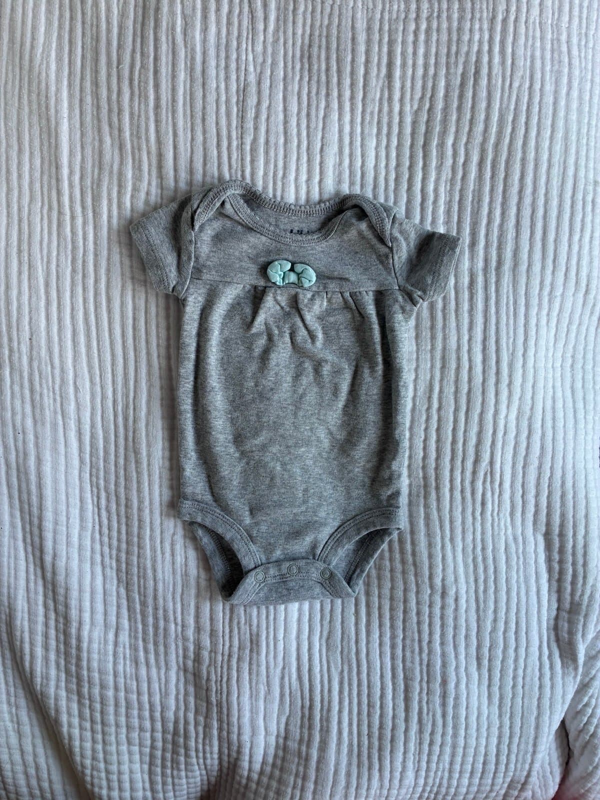 Carter’s Child of Mine Gray Onesie Bodysuit with Light Mint Bow 0-3 Months - Thumbnail 2
