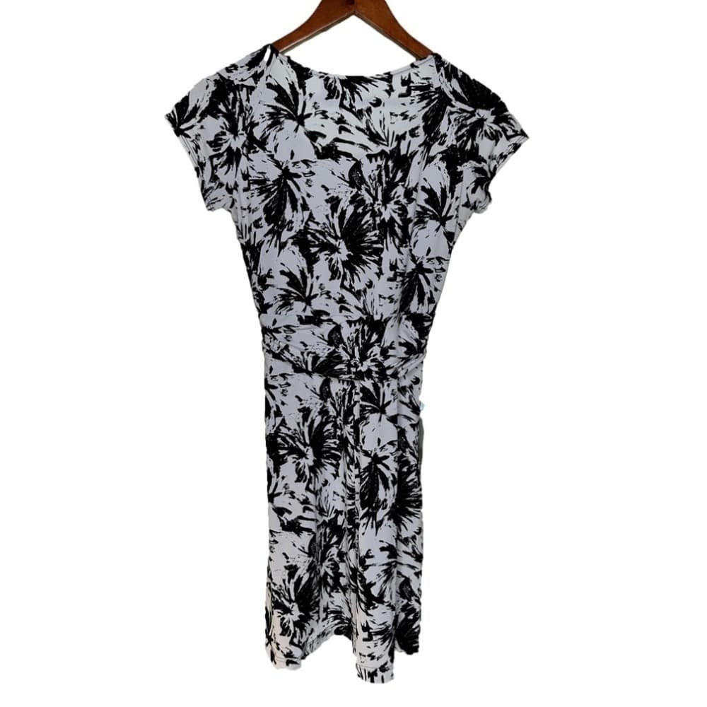 Chico's White & Black Faux Wrap Floral Short Sleeve Size 0 (US Size XS) - Thumbnail 4
