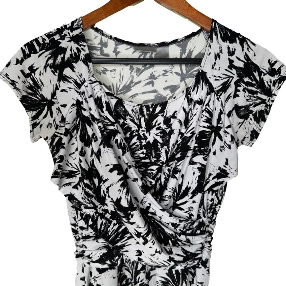 Chico's White & Black Faux Wrap Floral Short Sleeve Size 0 (US Size XS) - Thumbnail 2