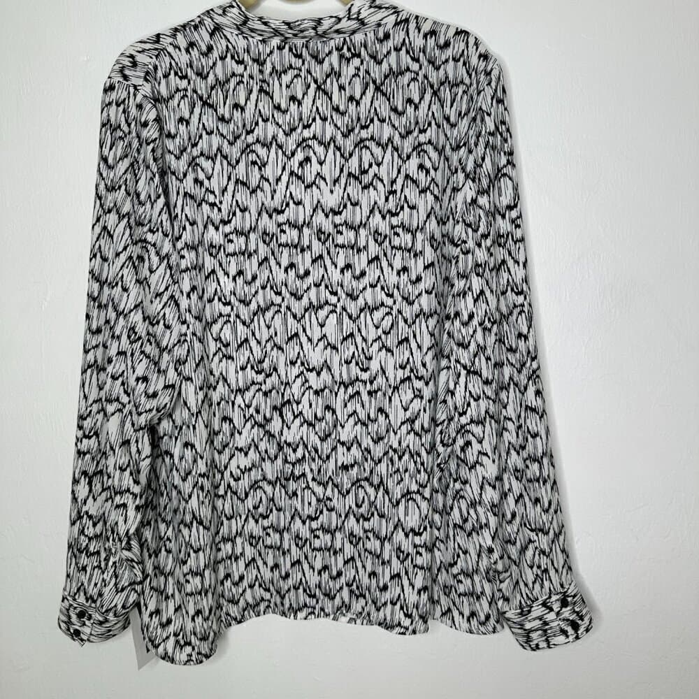 HALOGEN V-neck Top In Ivory- Black Sketched Waves Size 3X NEW - Thumbnail 6