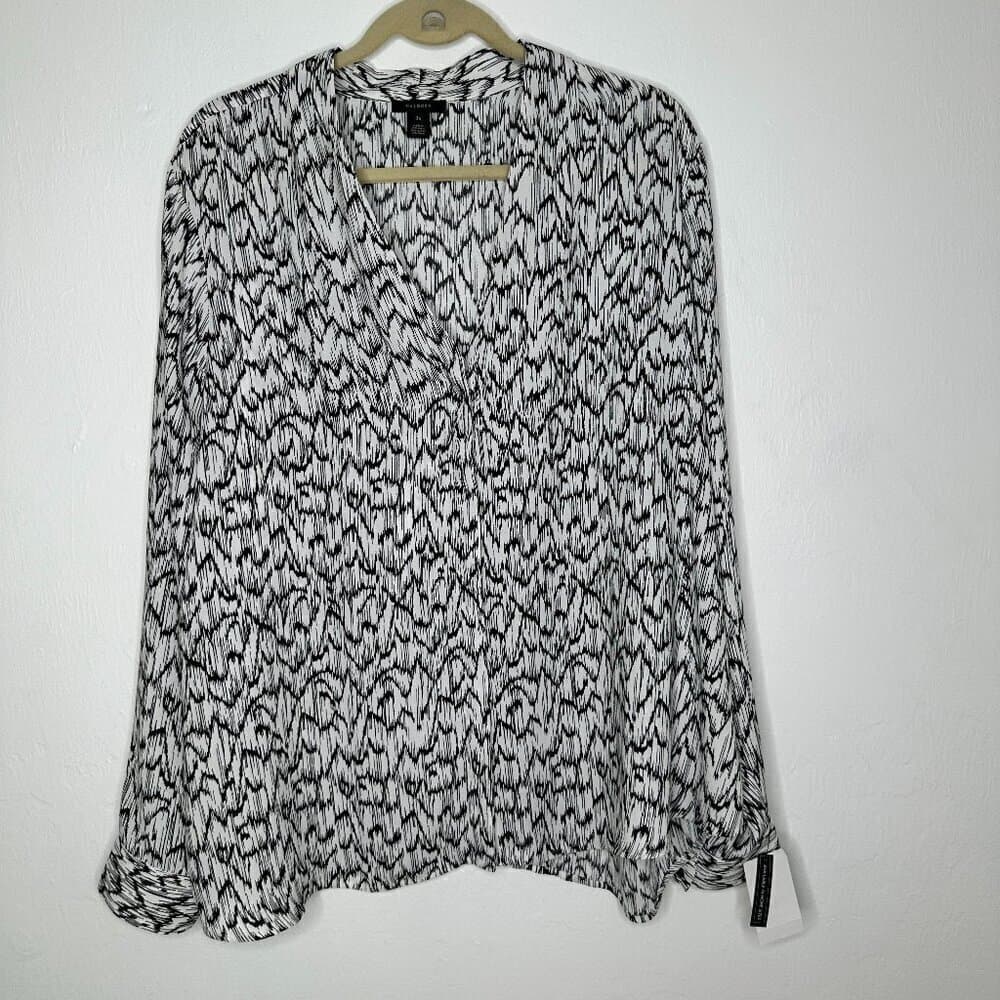 HALOGEN V-neck Top In Ivory- Black Sketched Waves Size 3X NEW - Thumbnail 2